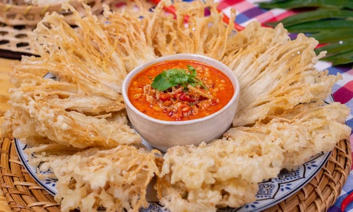 ยำเห็ดเข็มทอดกรอบ