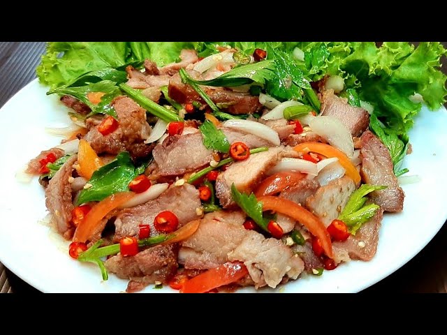 ยำคอหมูย่าง