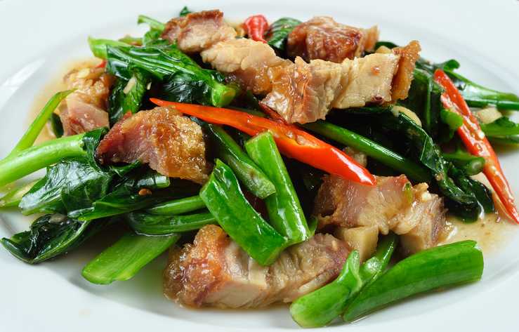 คะน้าหมูกรอบราดข้าว