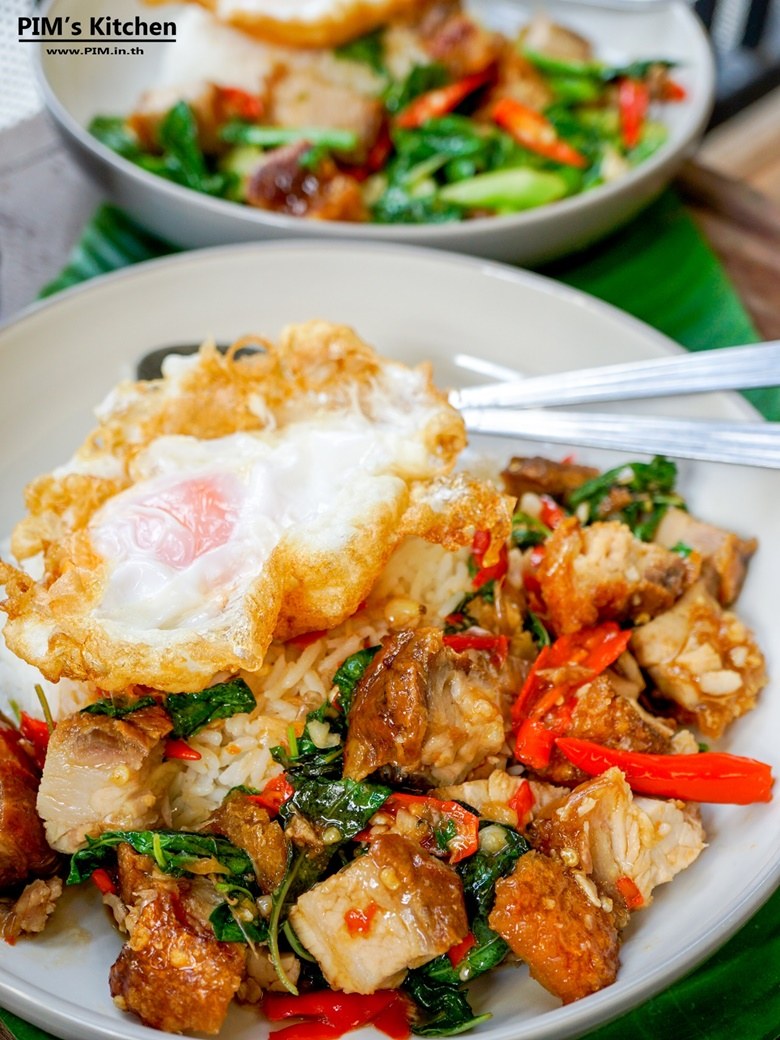 กะเพราหมูกรอบราดข้าว