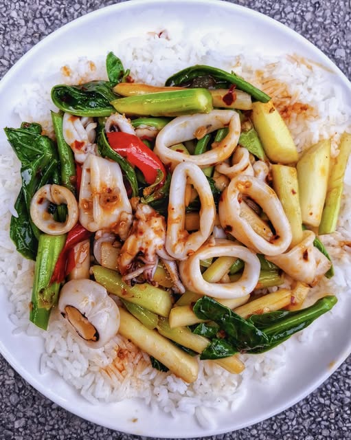คะน้าหมึกราดข้าว