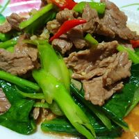 คะน้าเนื้อชิ้นราดข้าว