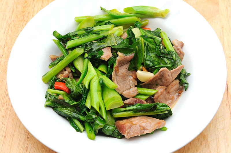 คะน้าหมูชิ้นราดข้าว