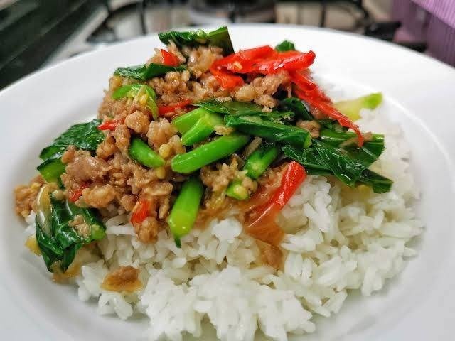 คะน้าหมูสับราดข้าว