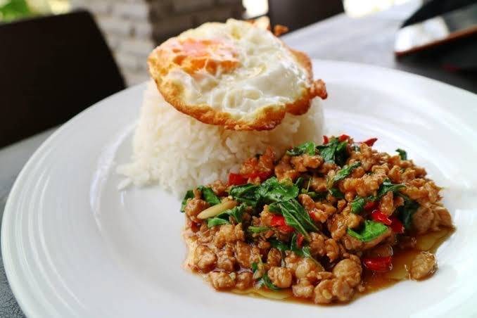 กะเพราหมูสับราดข้าว