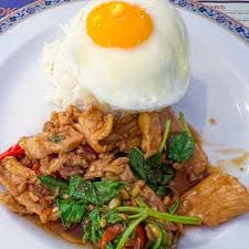 กะเพราหมูชิ้นราดข้าว